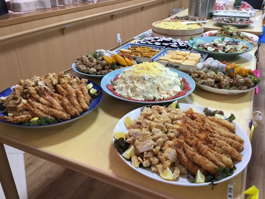 ビュッフェ台の料理