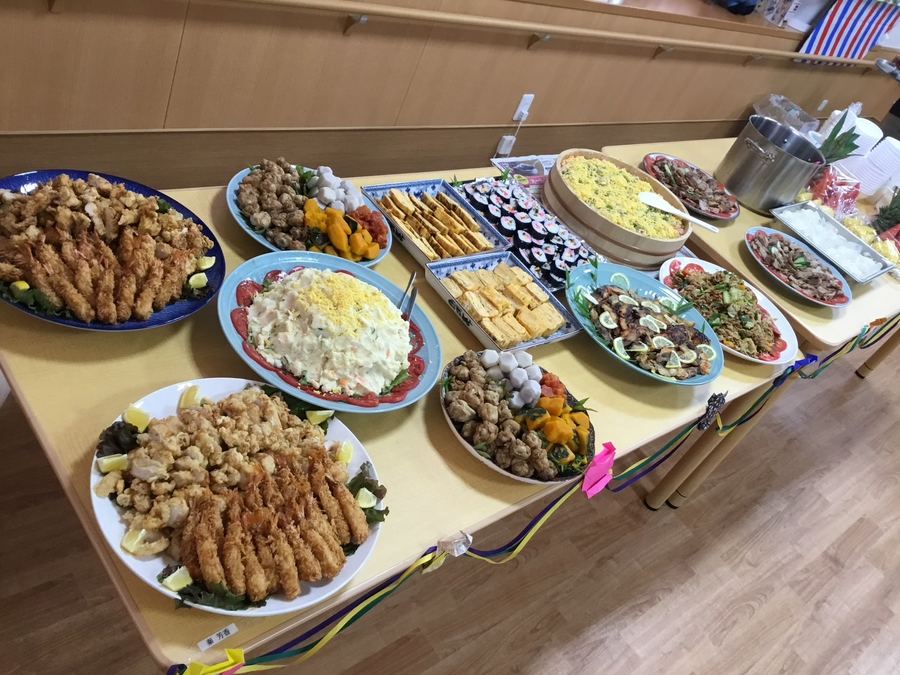 ビュッフェ台に並んだ料理
