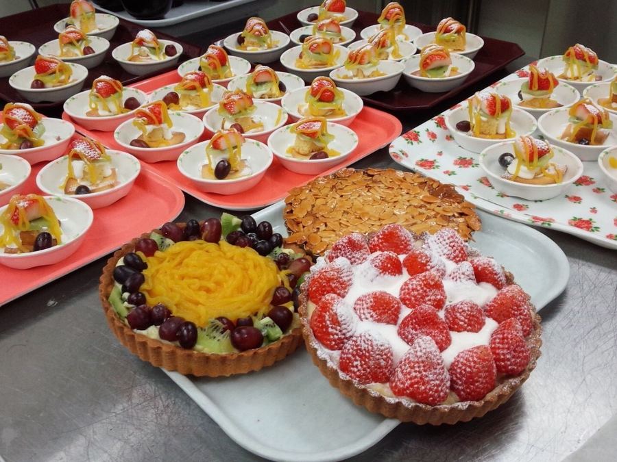 ケーキバイキングのデザート各種