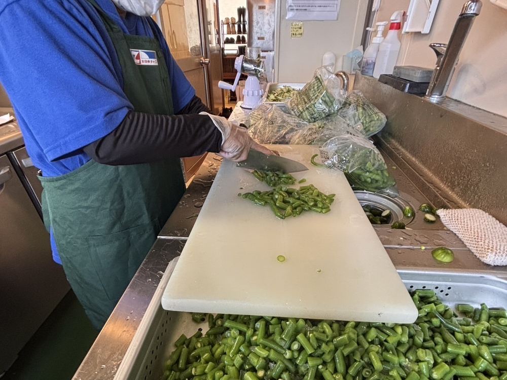 セントラルキッチンでの下処理作業