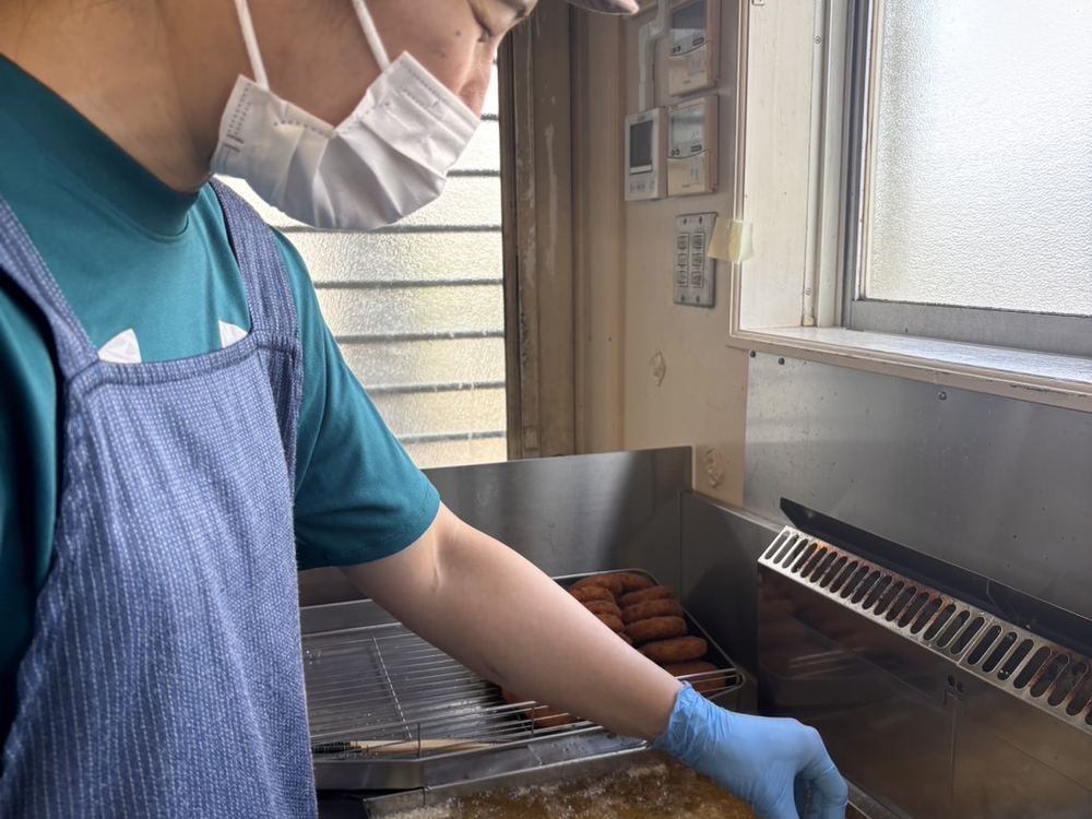 フライヤーで揚げ物を調理するようす