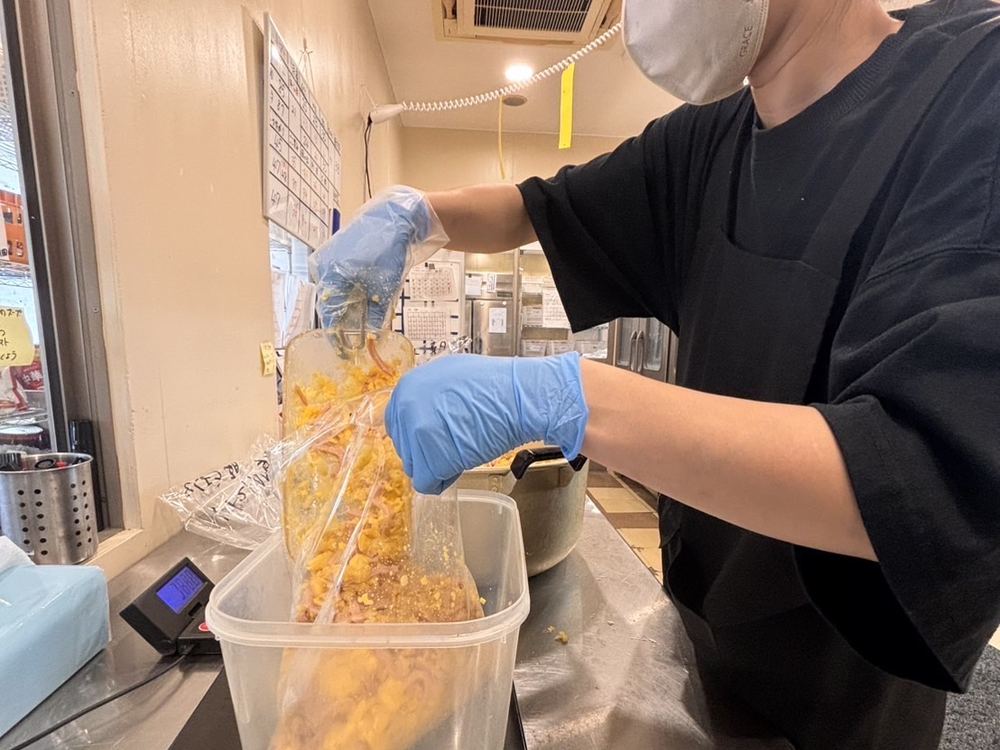 食材を計量するスタッフ