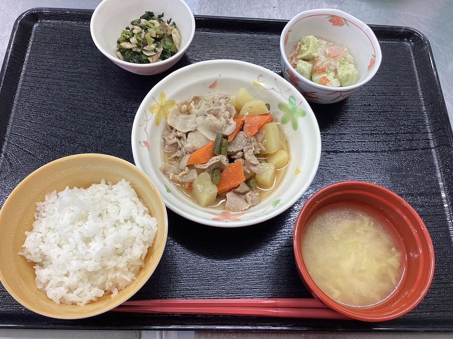施設で提供される定食の一例