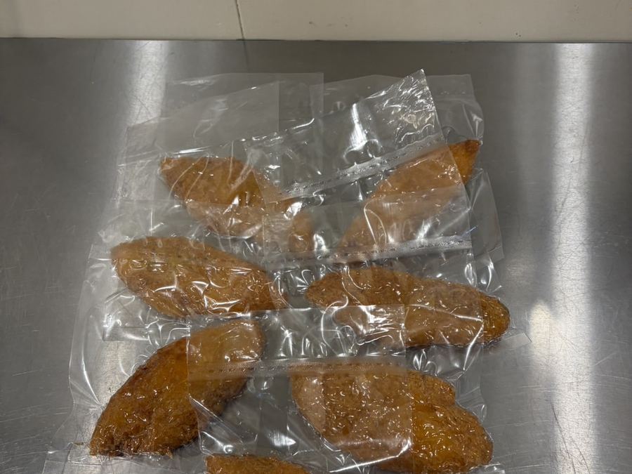 小分けに包装された料理